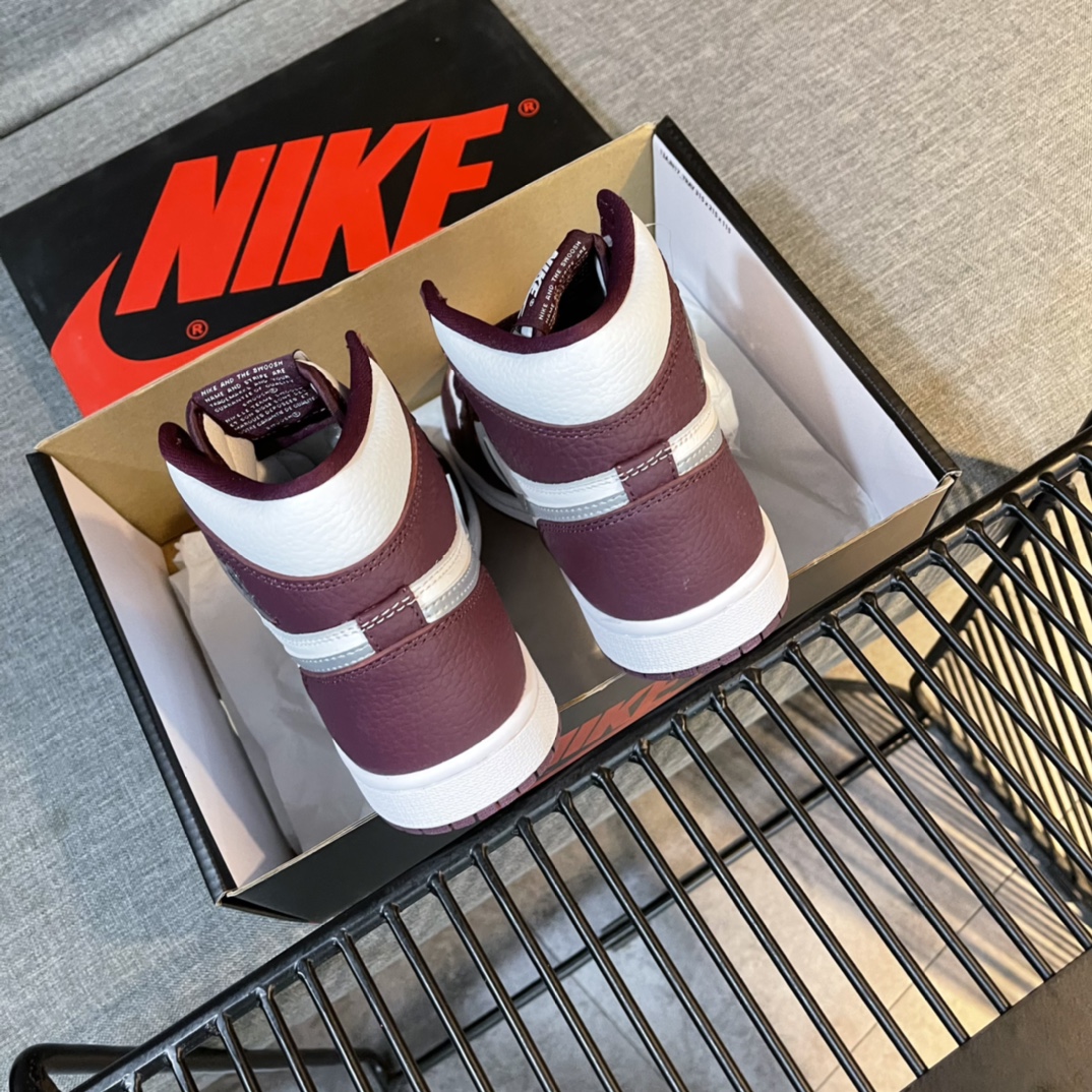 Nike Sneaker Air Jordan1 in Claret with White