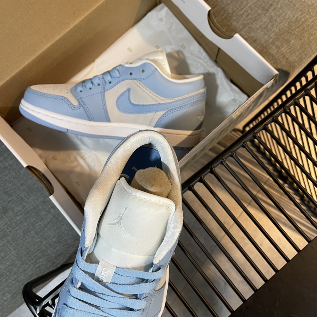 Nike Sneaker Air Jordan1 in Blue