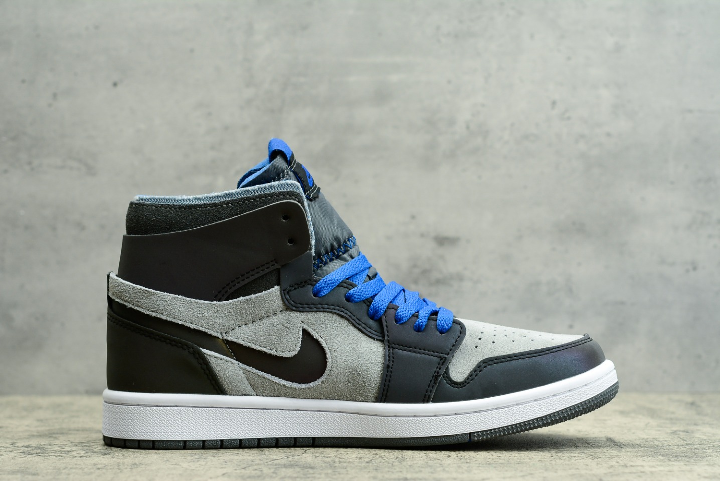 Nike Sneaker Air Jordan1 in Black in Gray
