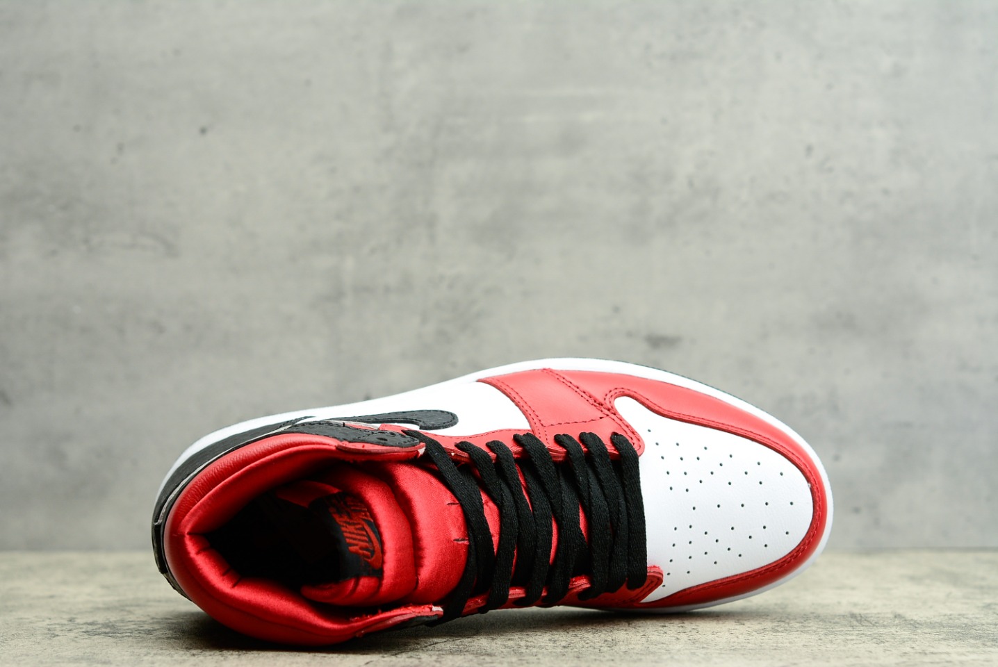 Nike Sneaker Air Jordan1 High Satin Snake in Red
