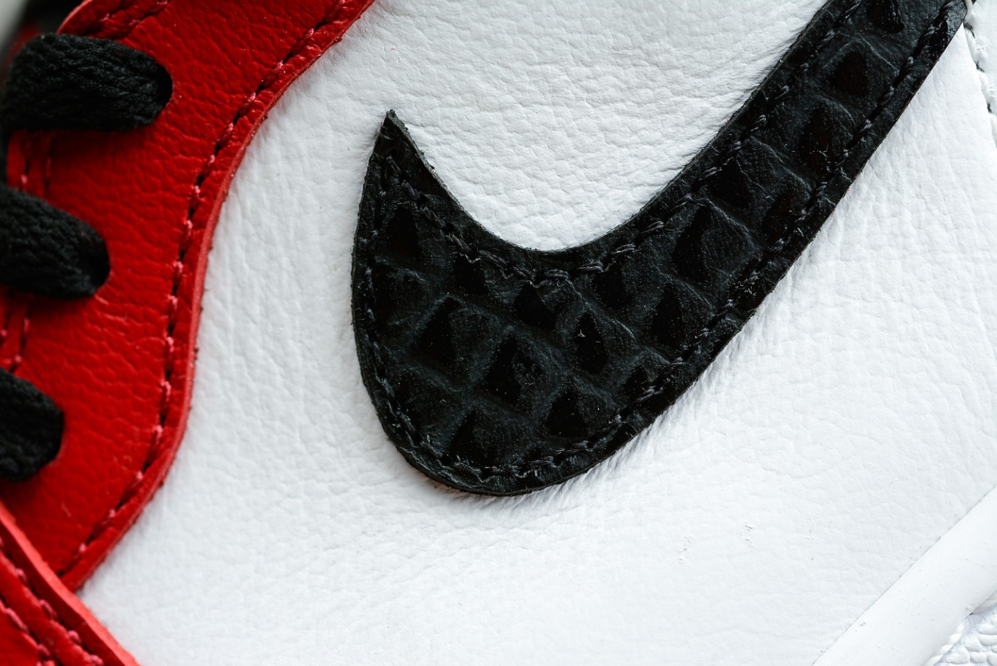 Nike Sneaker Air Jordan1 High Satin Snake in Red
