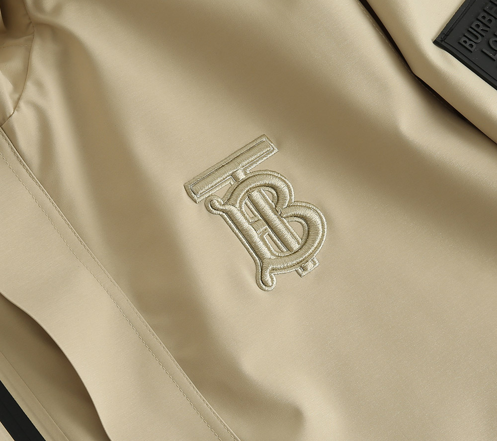 Burberry Jacket Hooded in Cream