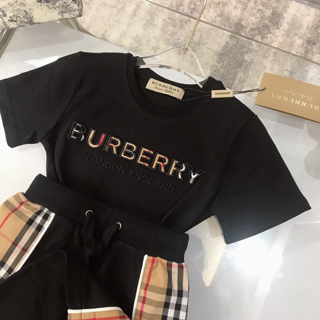 Burberry 2022 New T-Shirt and Skirt Set