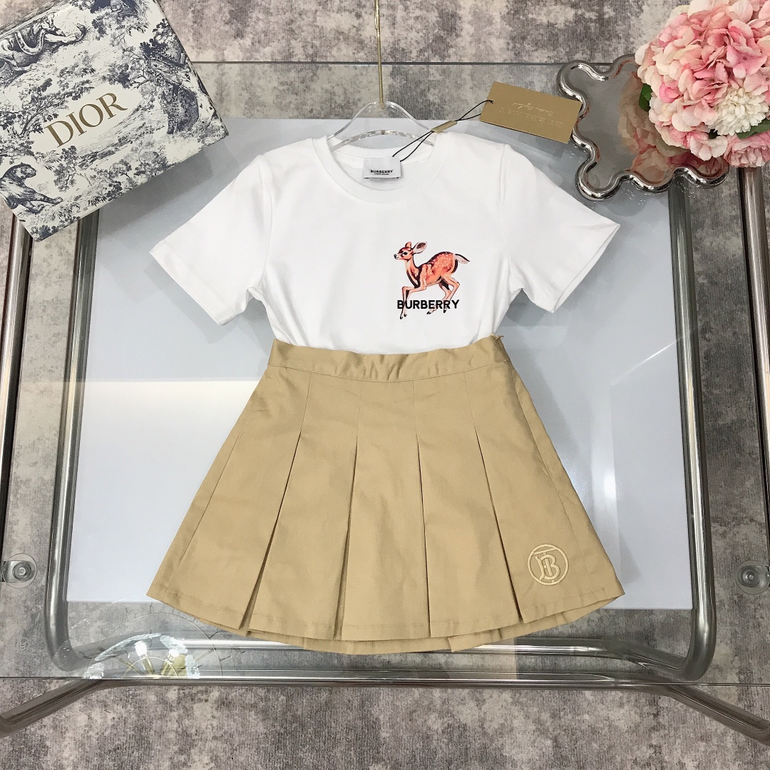 Burberry 2022 New T-Shirt and Skirt Set