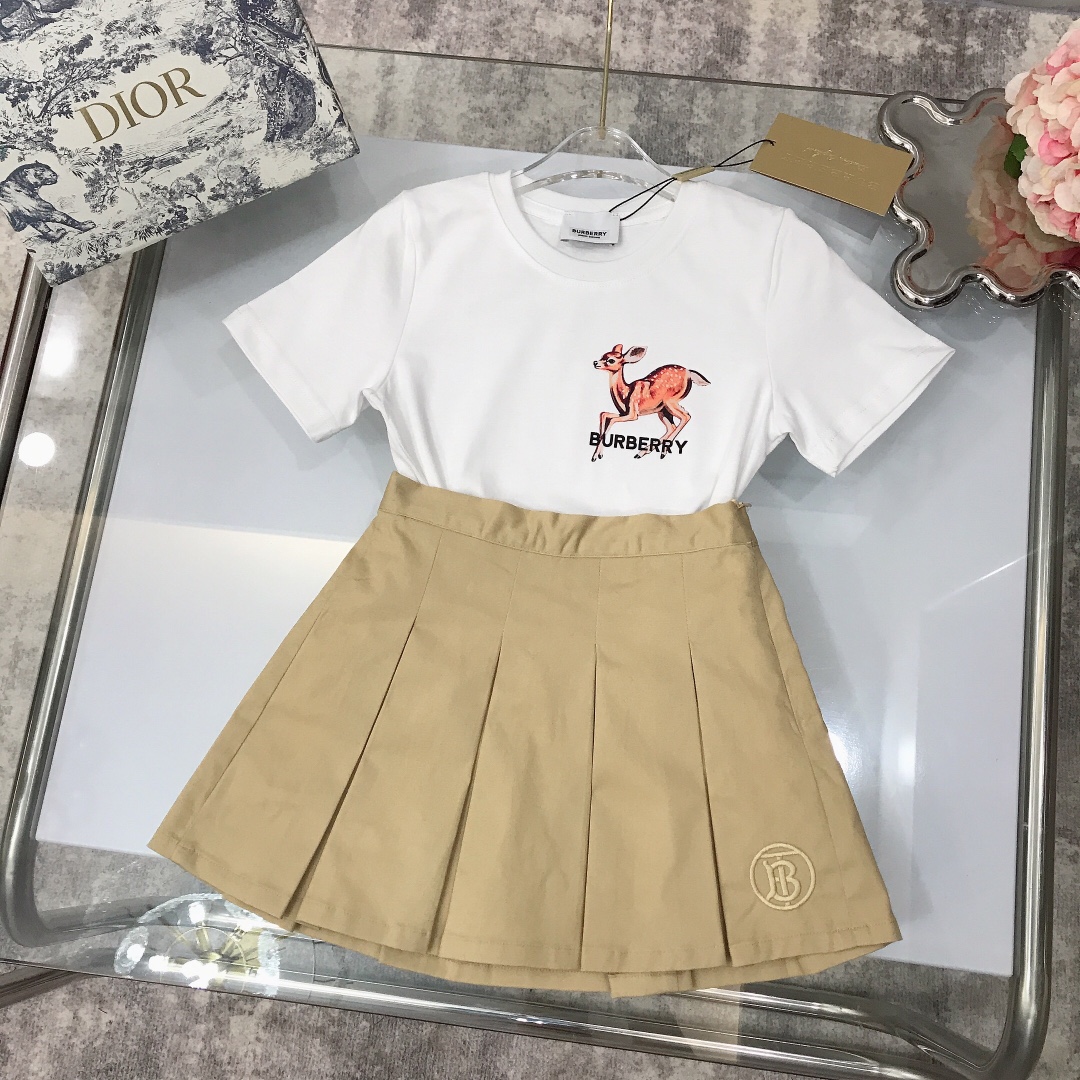 Burberry 2022 New T-Shirt and Skirt Set