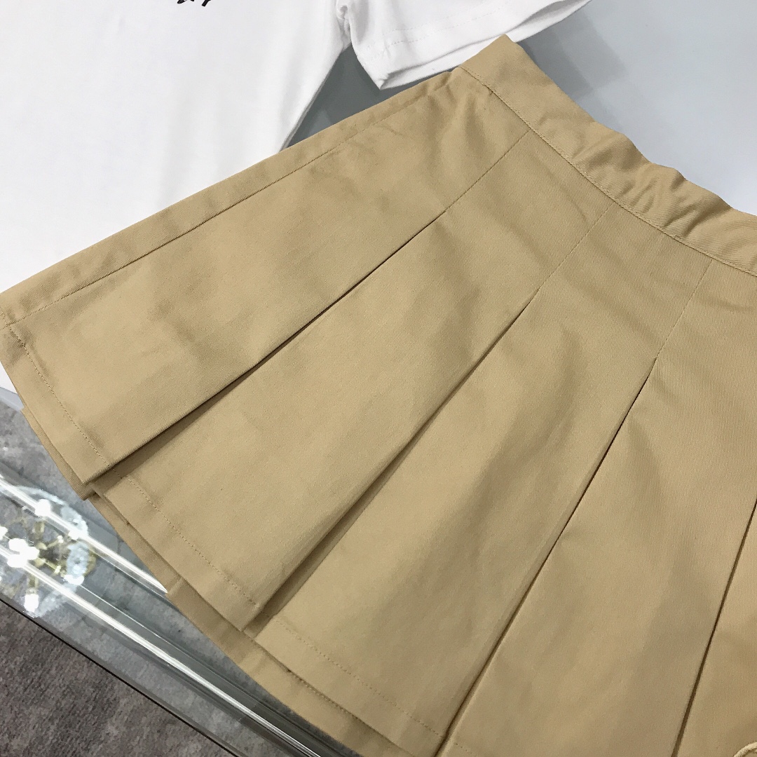 Burberry 2022 New T-Shirt and Skirt Set