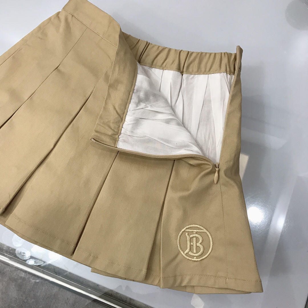 Burberry 2022 New T-Shirt and Skirt Set