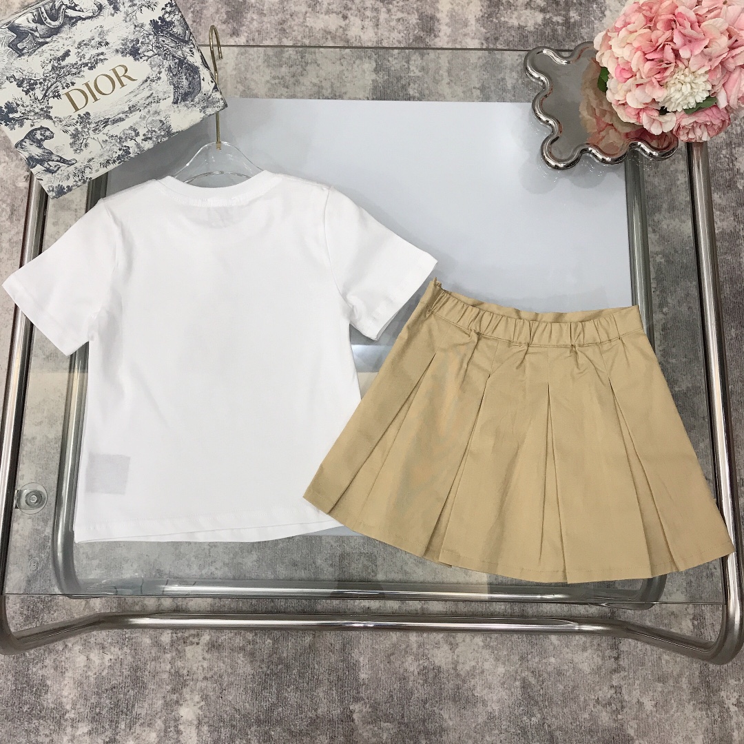 Burberry 2022 New T-Shirt and Skirt Set