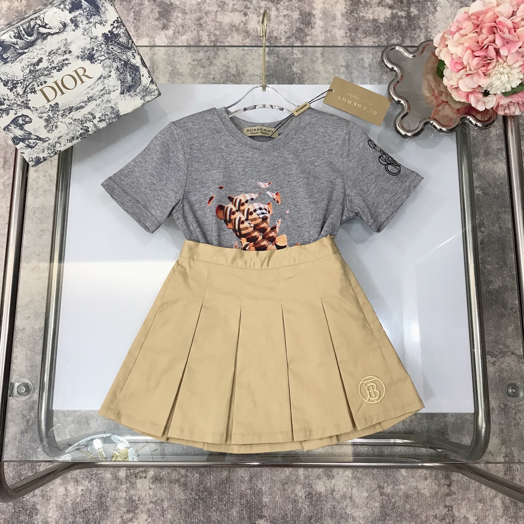 Burberry 2022 New T-Shirt and Skirt Set