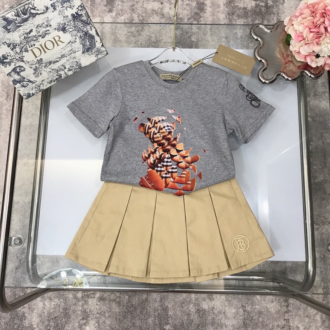 Burberry 2022 New T-Shirt and Skirt Set