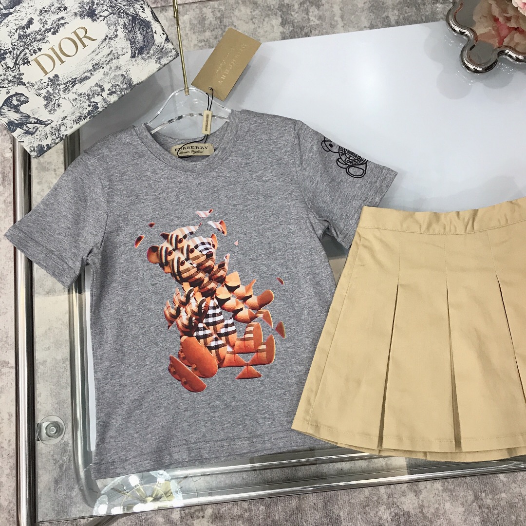 Burberry 2022 New T-Shirt and Skirt Set