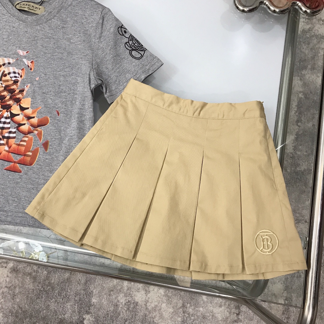 Burberry 2022 New T-Shirt and Skirt Set