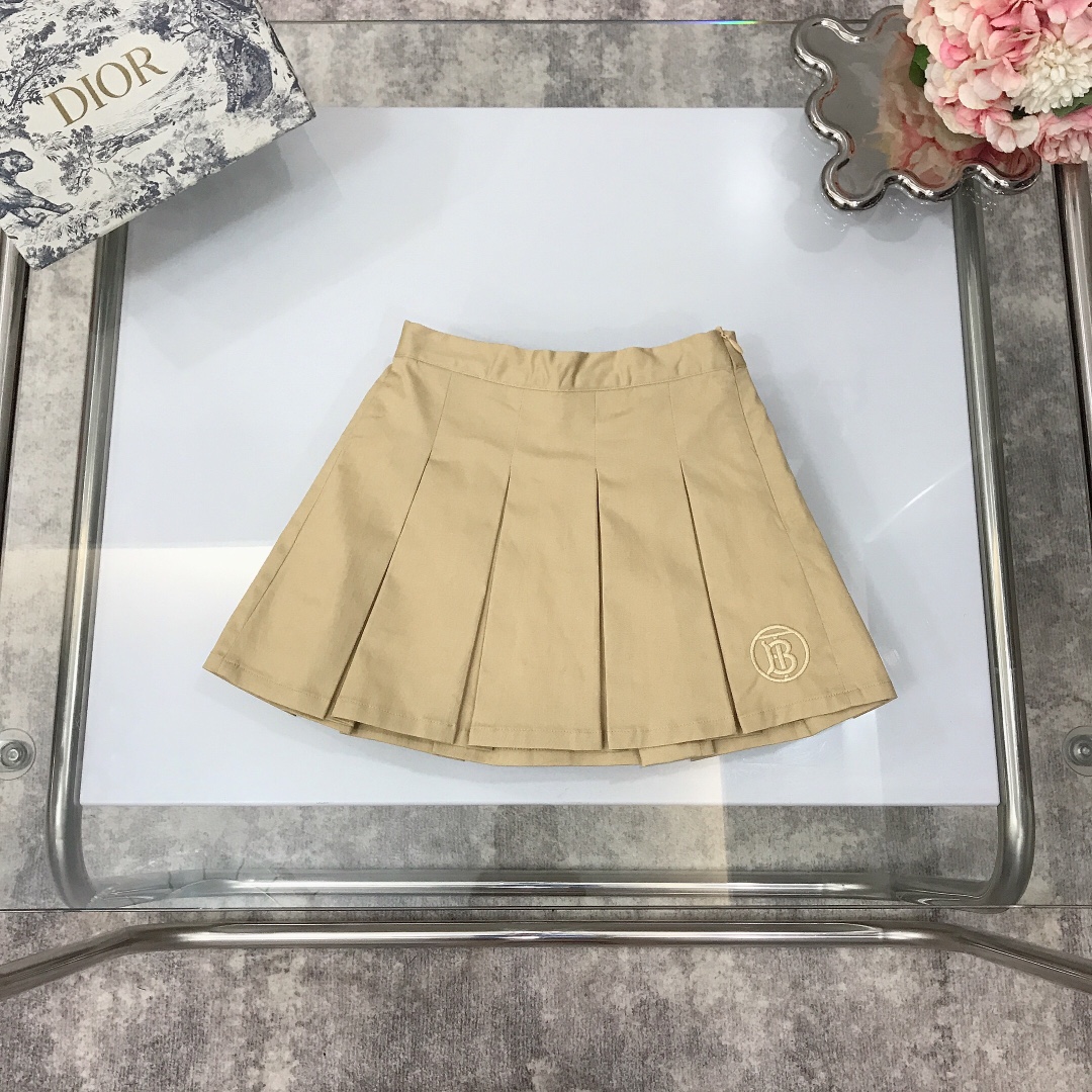 Burberry 2022 New T-Shirt and Skirt Set