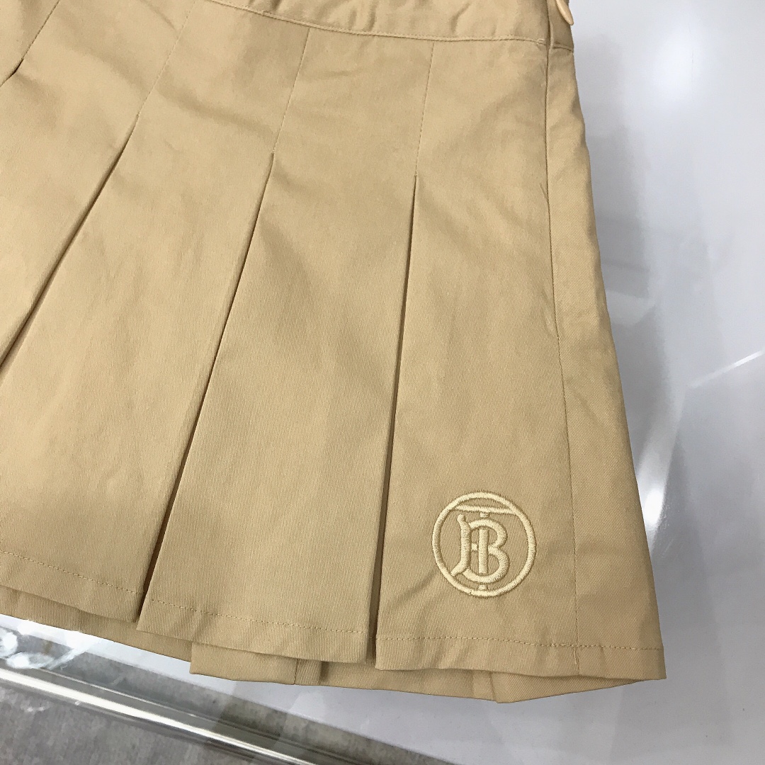 Burberry 2022 New T-Shirt and Skirt Set