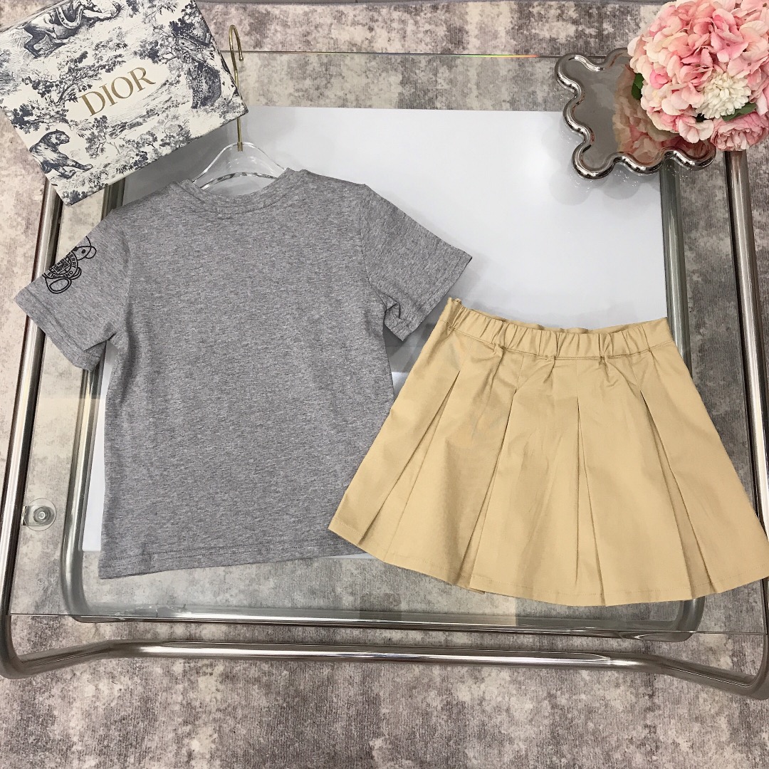 Burberry 2022 New T-Shirt and Skirt Set