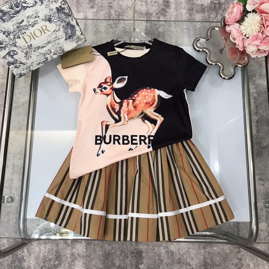 Burberry 2022 New T-shirt and Skirt Set