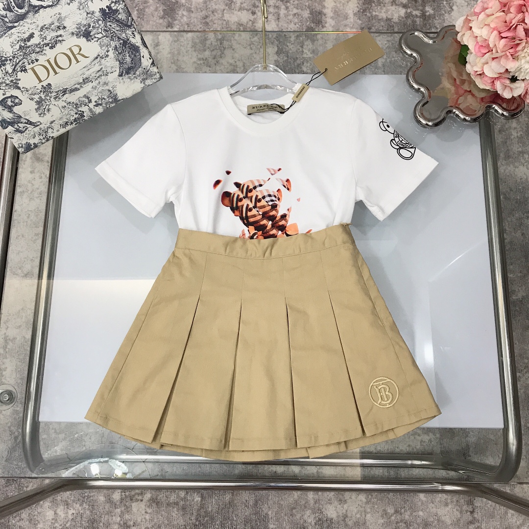 Burberry 2022 New Bear Print T-Shirt and Skirt Set