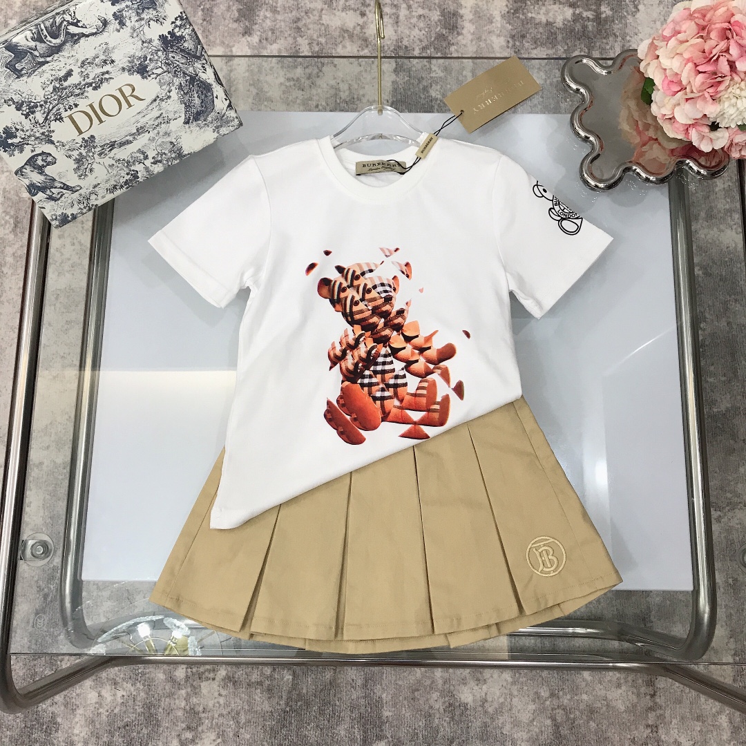 Burberry 2022 New Bear Print T-Shirt and Skirt Set