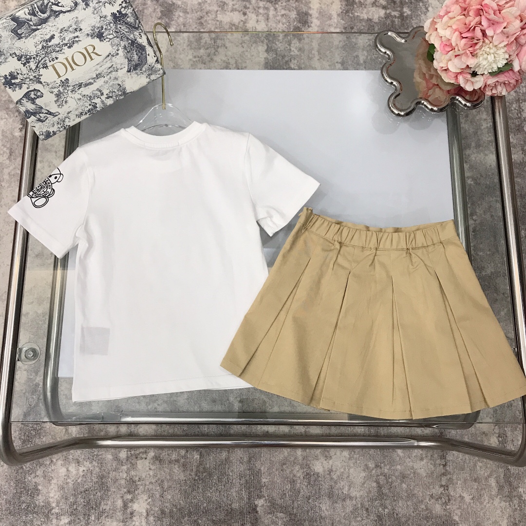 Burberry 2022 New Bear Print T-Shirt and Skirt Set