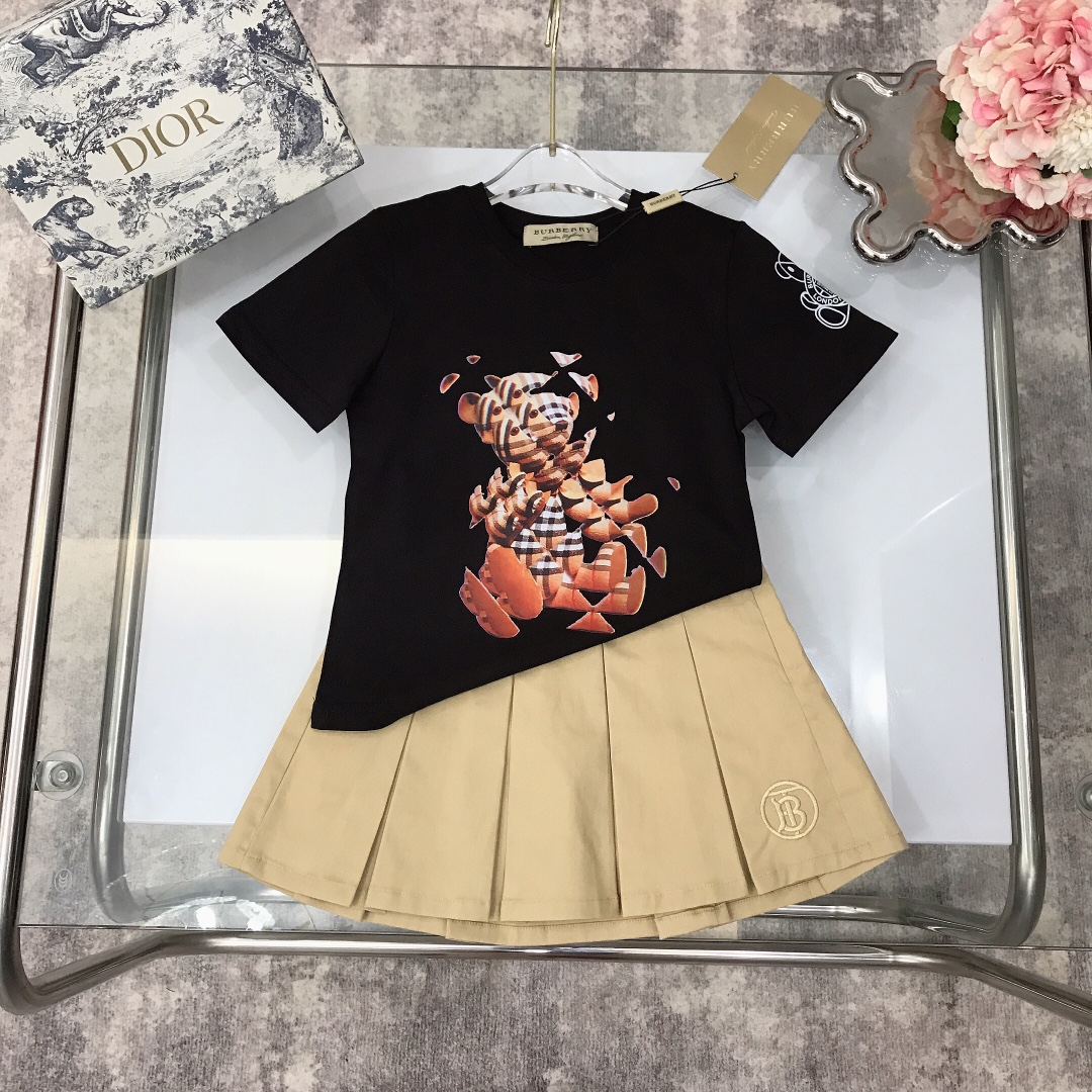 Burberry 2022 New Bear Print T-Shirt and Skirt Set