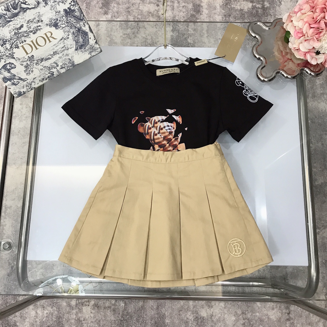 Burberry 2022 New Bear Print T-Shirt and Skirt Set