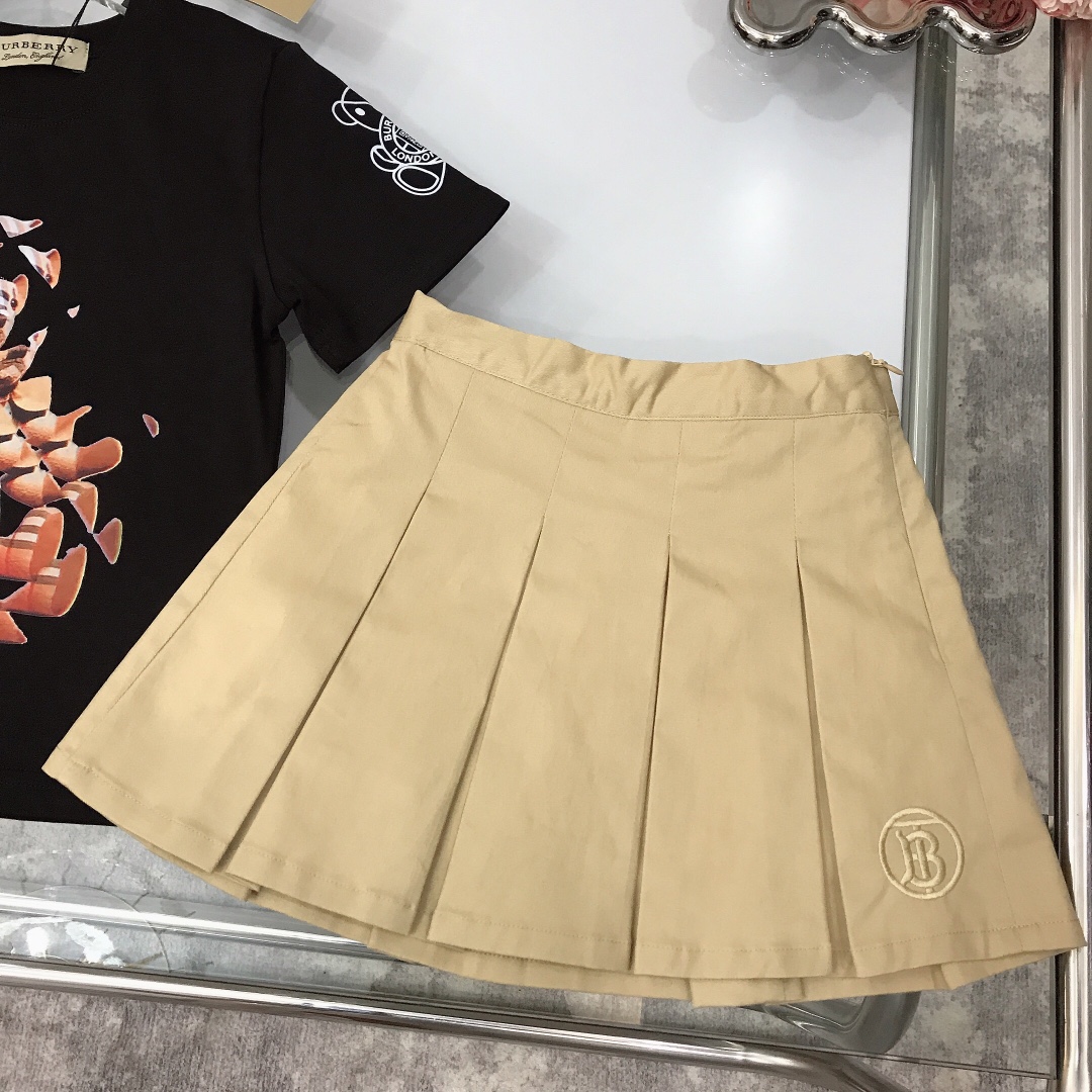 Burberry 2022 New Bear Print T-Shirt and Skirt Set