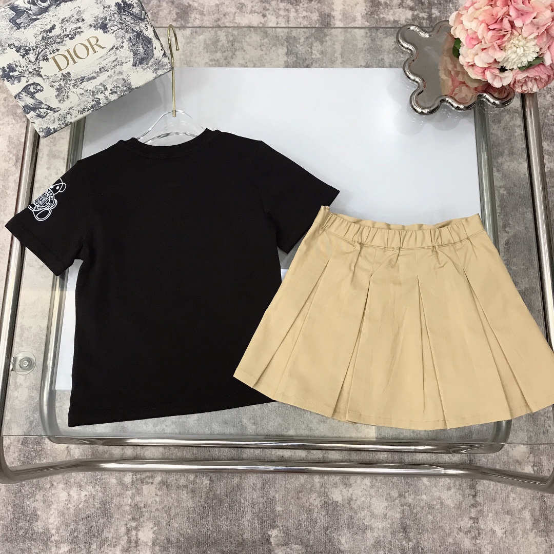 Burberry 2022 New Bear Print T-Shirt and Skirt Set