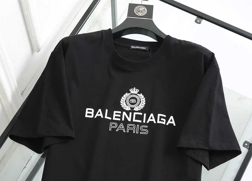 Balenciaga T-Shirt Paris Chest in Black