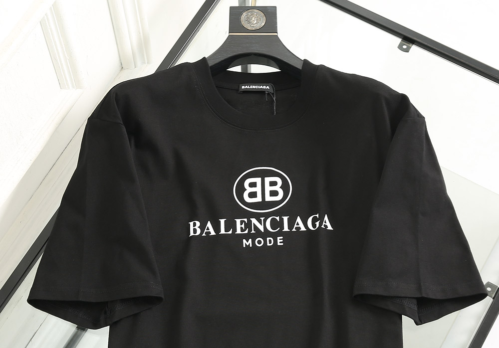 Balenciaga T-Shirt BB Chest in Black