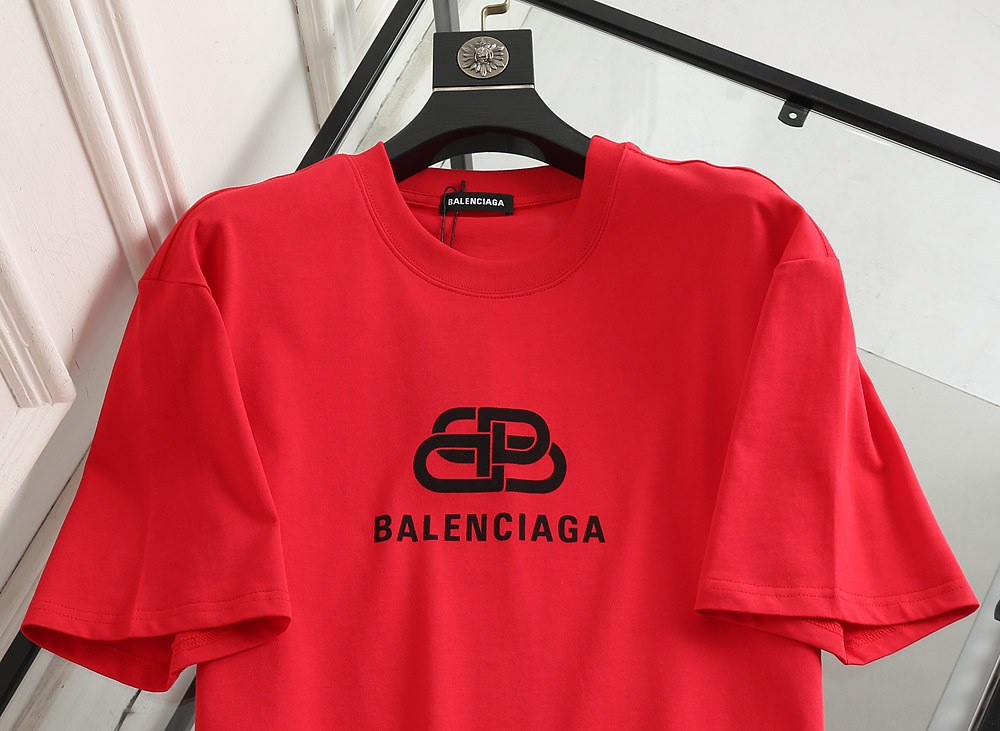 Balenciaga T-Shirt BB Chest in Red