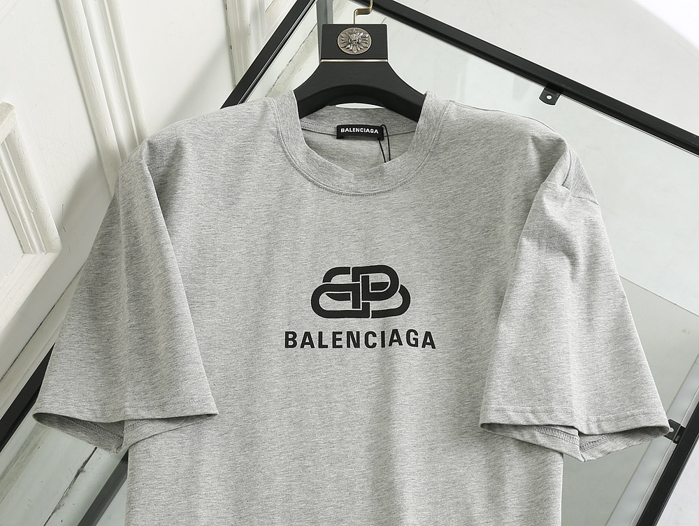 Balenciaga T-Shirt BB Chest in Cream
