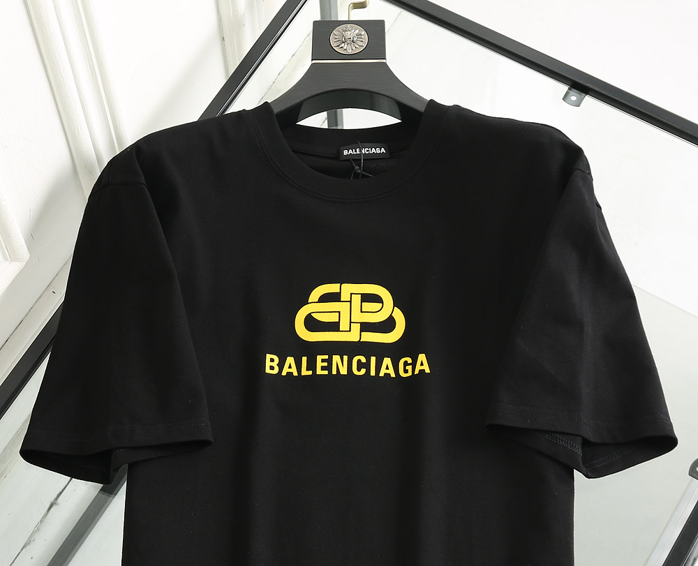 Balenciaga T-Shirt BB Chest in Black