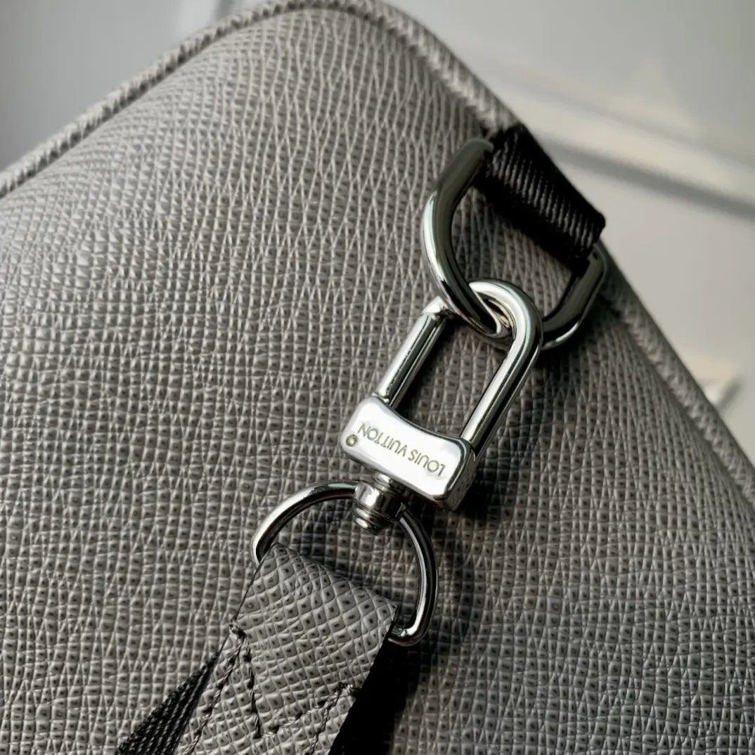 Louis Vuitton 2022 new messenger bag