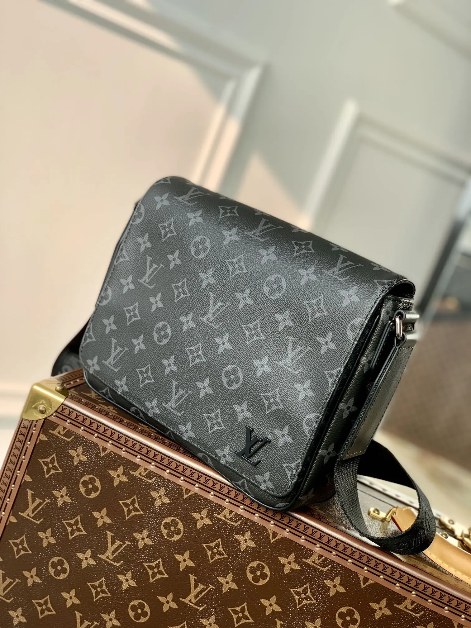 Louis Vuitton 2022 new District sling bag M46255