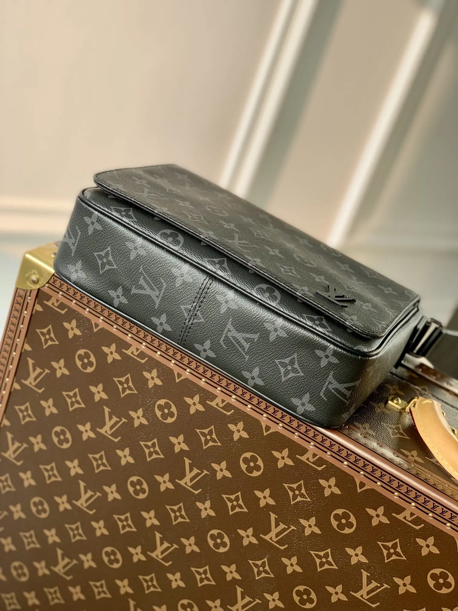 Louis Vuitton 2022 new District sling bag M46255