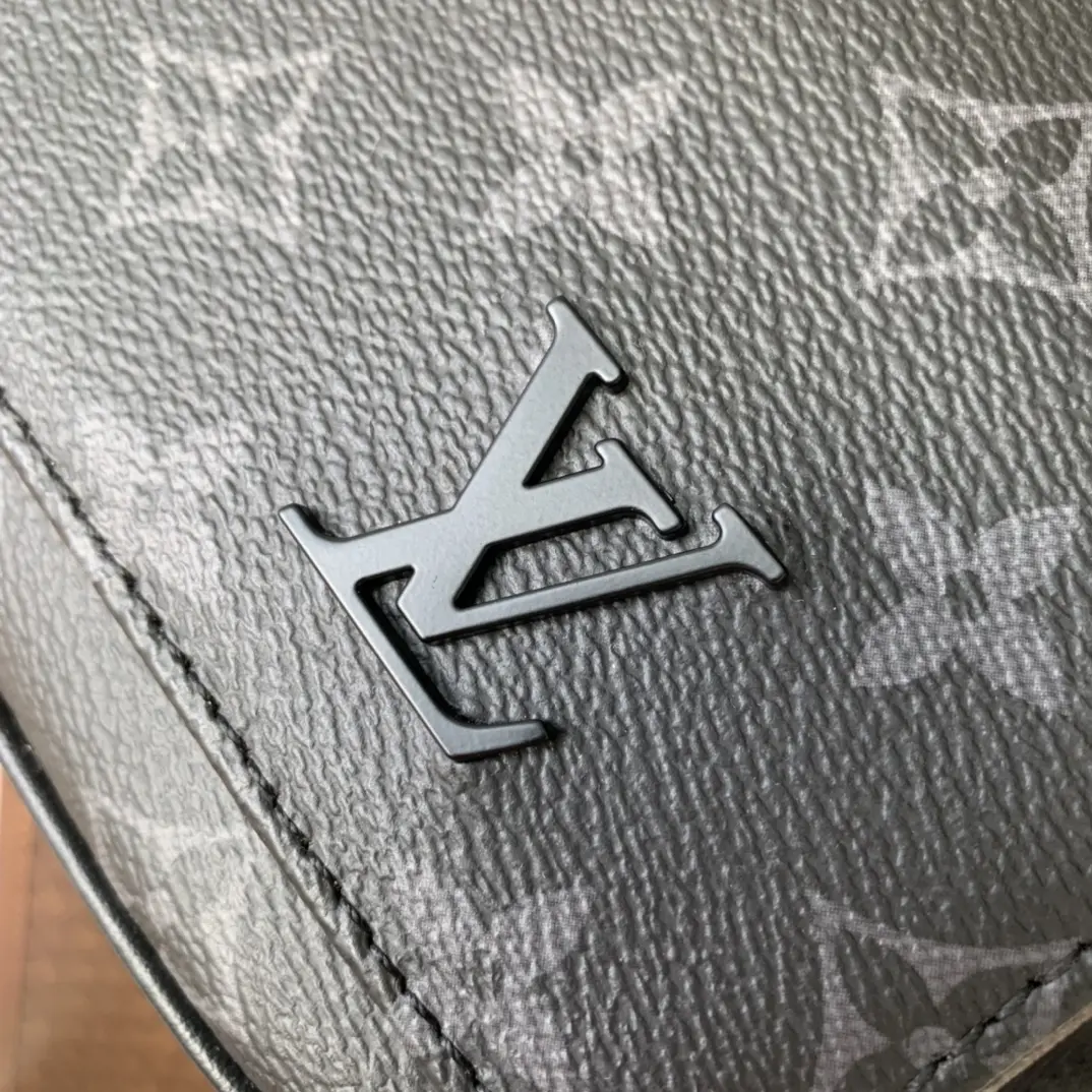 Louis Vuitton 2022 new District sling bag M46255