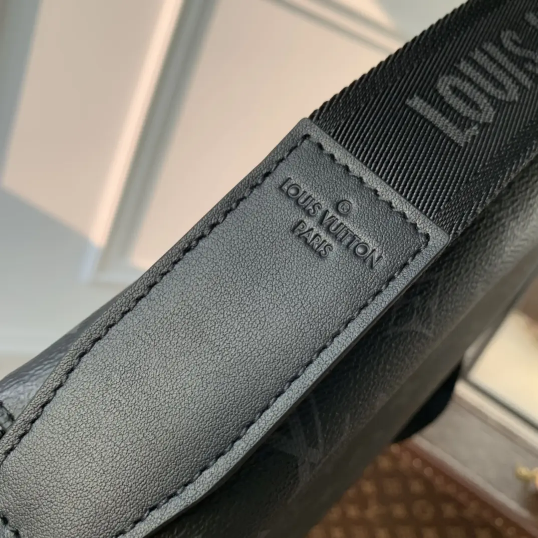 Louis Vuitton 2022 new District sling bag M46255