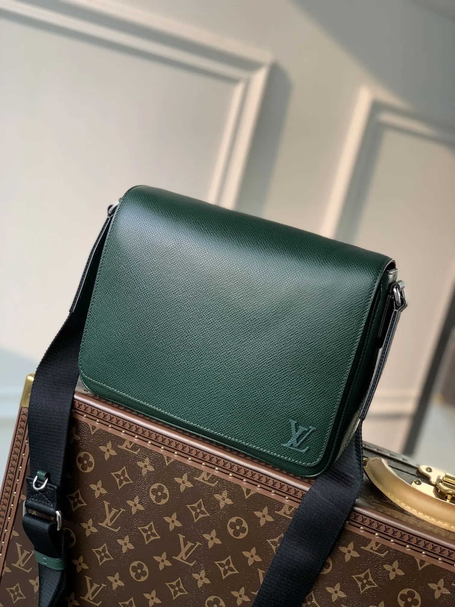 Louis Vuitton 2022 new District sling bag M30861