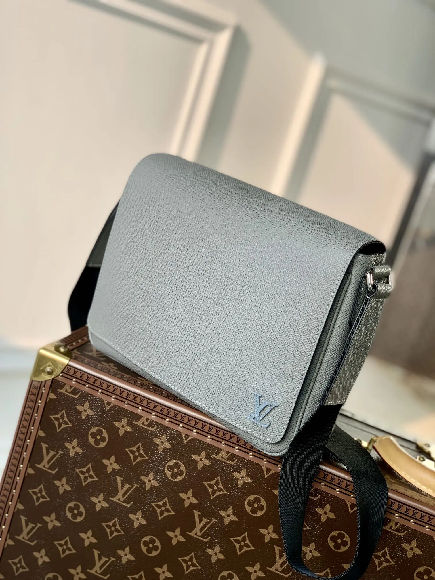 Louis Vuitton 2022 new District sling bag M30851