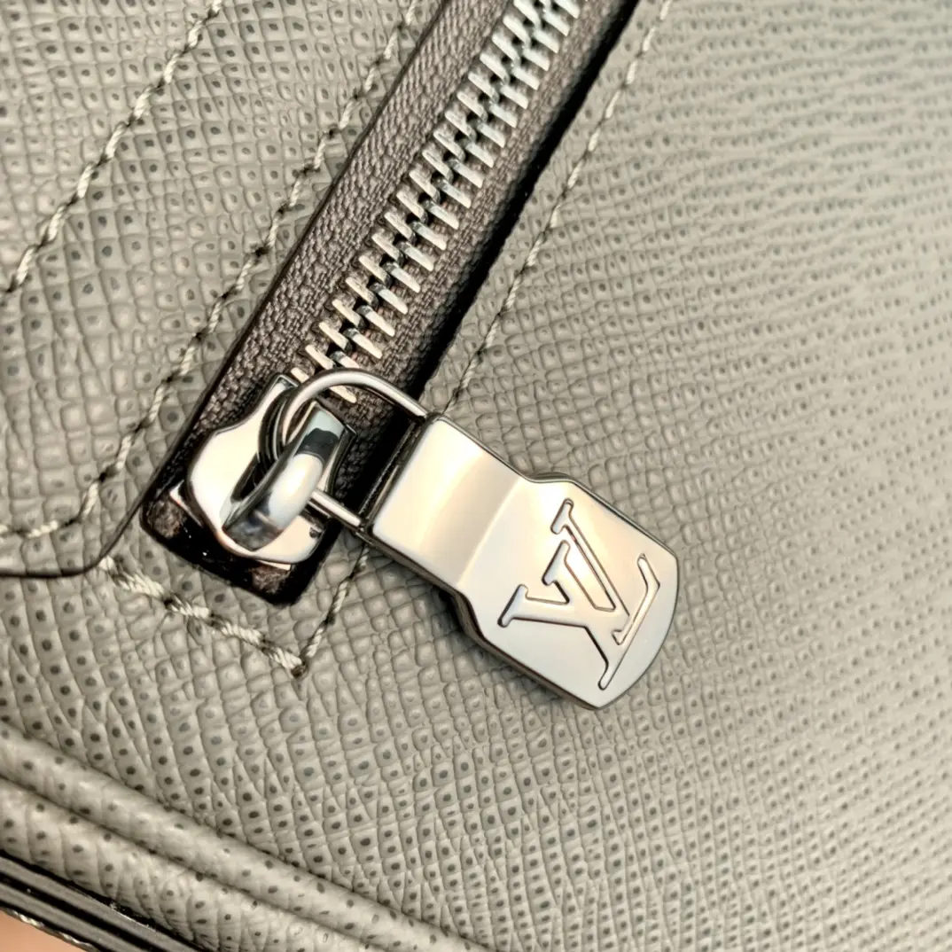 Louis Vuitton 2022 new District sling bag M30851