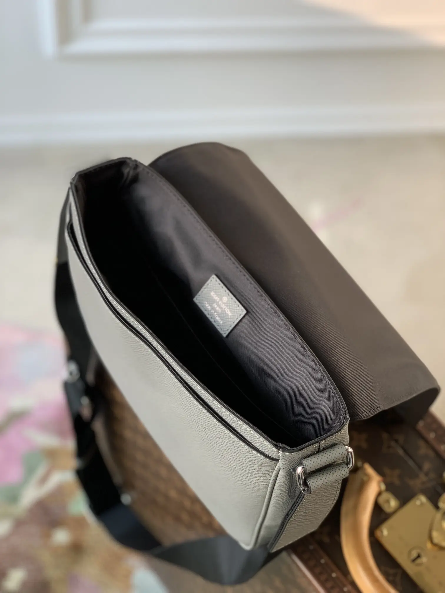Louis Vuitton 2022 new District sling bag M30851