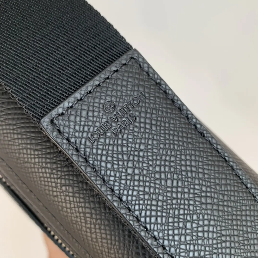 Louis Vuitton 2022 new District sling bag M30850