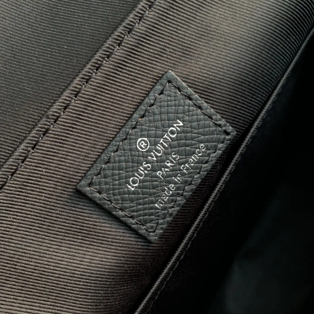 Louis Vuitton 2022 new District sling bag M30850